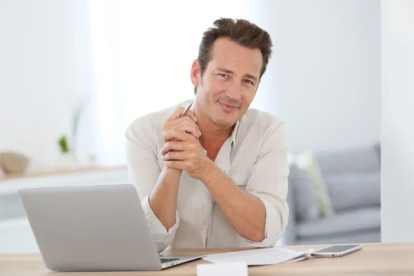 Smiling man working from home — Stock Photo, Image