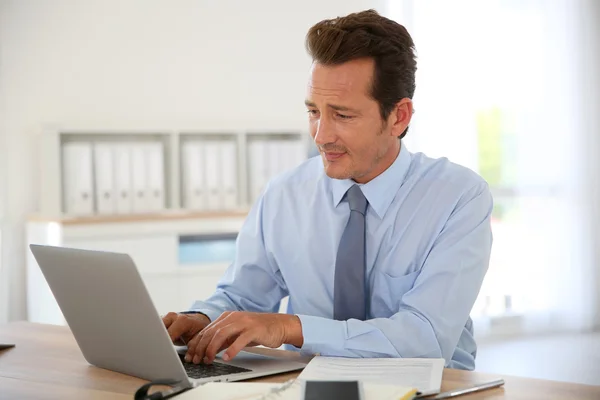 Uomo d'affari che lavora su laptop — Foto Stock