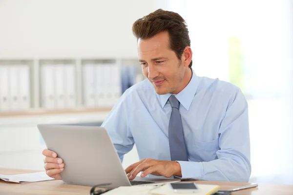 Geschäftsmann arbeitet am Laptop — Stockfoto