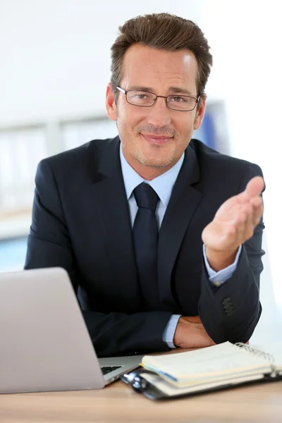 Geschäftsmann im Amt — Stockfoto