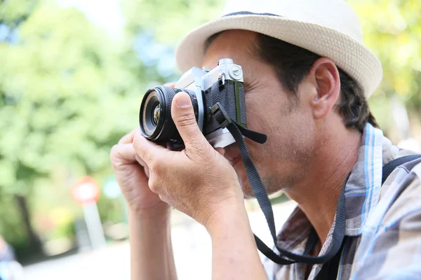 Vintage fotoğraf makinesi ile çekim fotoğrafçı — Stok fotoğraf