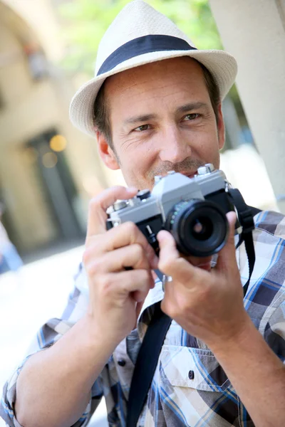 Photographe prise de vue avec caméra vintage — Photo