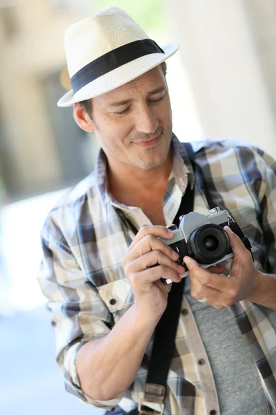 Photographer doing photo reportage — Stock Photo, Image