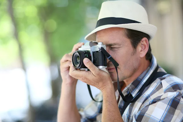 Photographer shooting with vintage camera — Stock Photo, Image