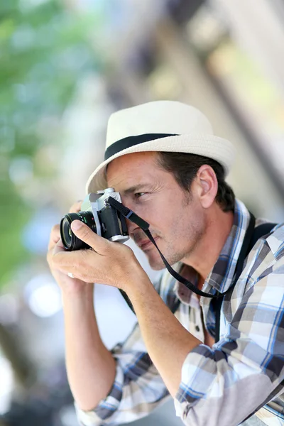 Photographer shooting with vintage camera — Stock Photo, Image