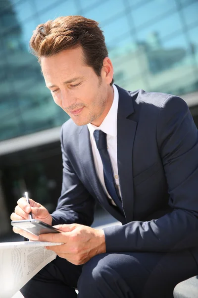 Zakenman controleren op tijdschema — Stockfoto