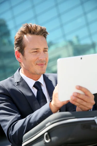 Businessman using tablet — Stock Photo, Image