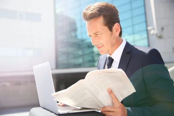 Geschäftsmann arbeitet am Laptop — Stockfoto