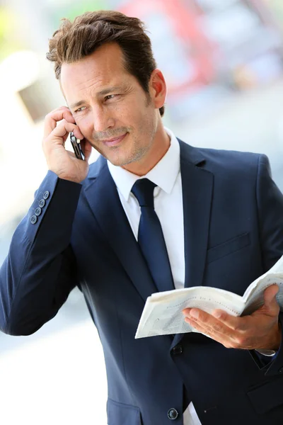 Zakenman in de stad praten over telefoon — Stockfoto