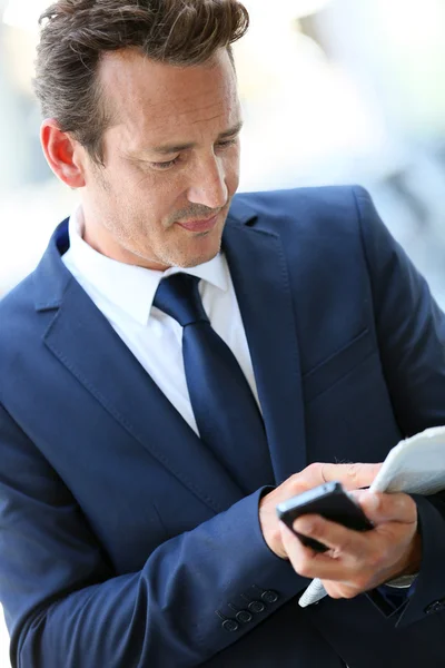 Zakenman in de stad praten over telefoon — Stockfoto