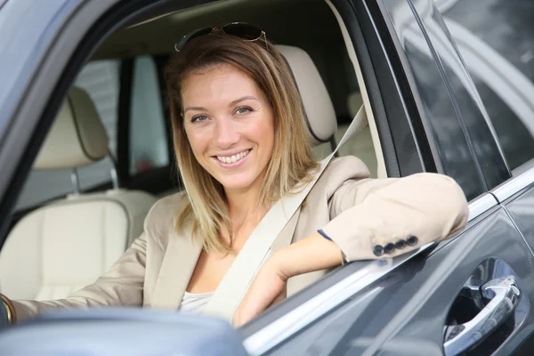 Femme à la fenêtre de la voiture — Photo