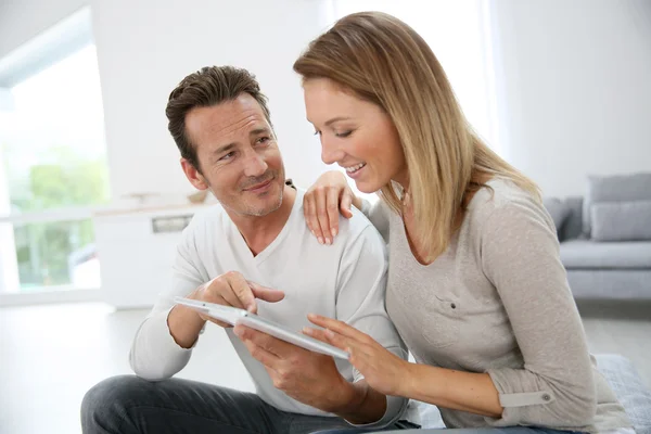 Pareja de websurf con tableta en casa — Foto de Stock