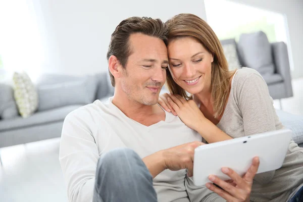 Paar surft zu Hause mit Tablet — Stockfoto