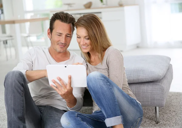 Paar surft zu Hause mit Tablet — Stockfoto