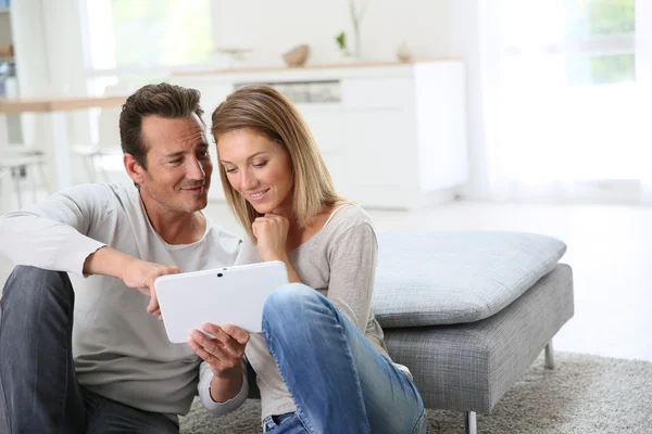 Couple websurfing with tablet at home — Stock Photo, Image