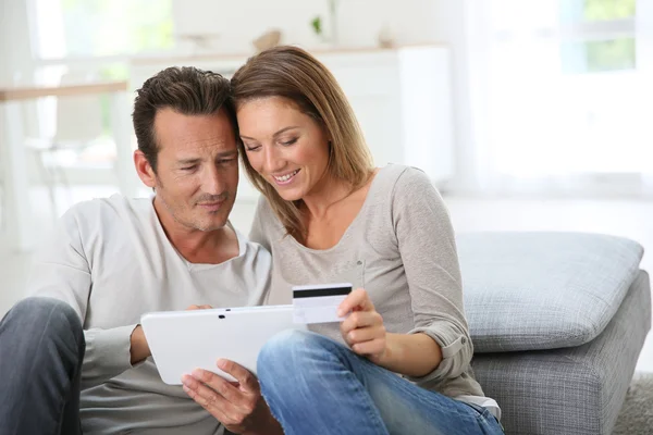 Casal em casa comprando na internet — Fotografia de Stock