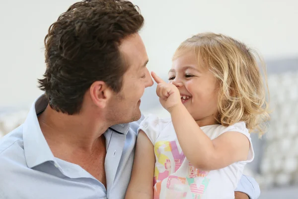 Ο μπαμπάς με κοπέλα διασκεδάζοντας楽しい女の子とパパ Φωτογραφία Αρχείου