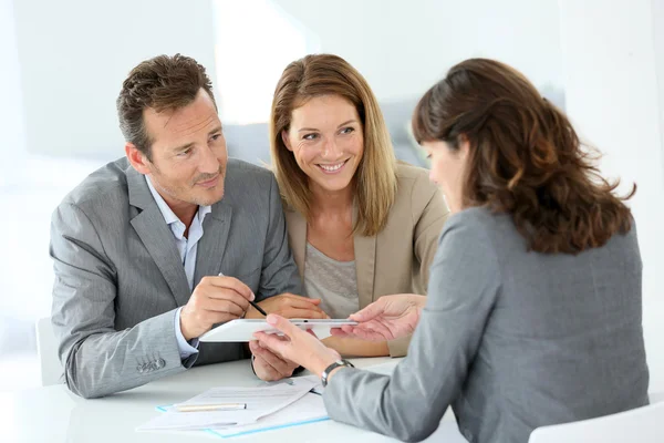 Couple signing loan grant — Stock Photo, Image