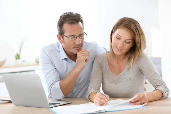 Ehepaar arbeitet am Laptop — Stockfoto