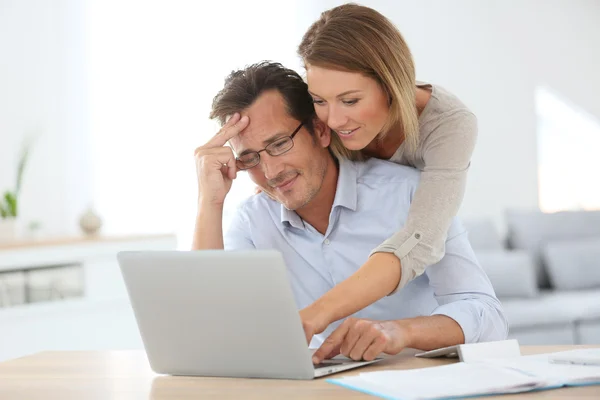 Mujer tratando de relajarse marido preocupado — Foto de Stock