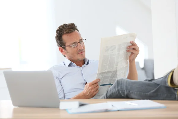 Homem lendo jornal — Fotografia de Stock