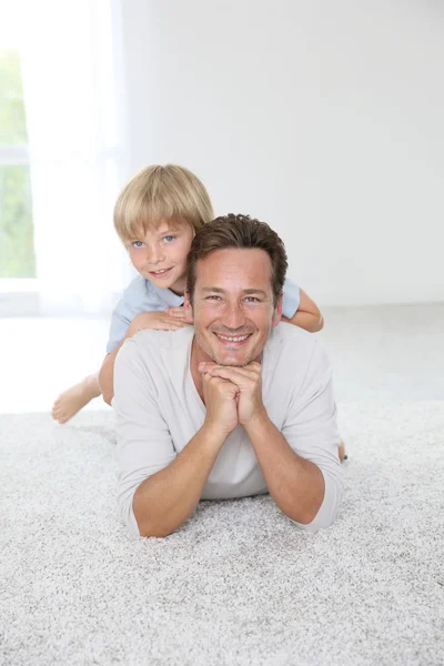 Веселый мужчина с 7-летним сыном — стоковое фото