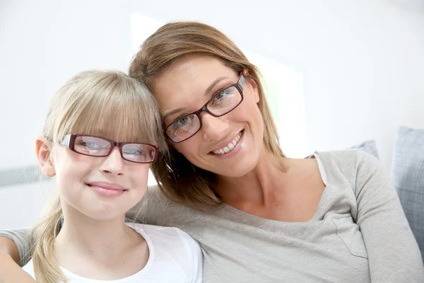 Frau und Mädchen mit Brille — Stockfoto