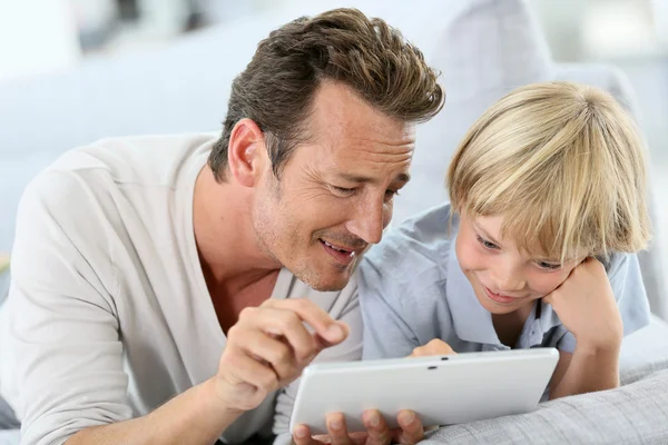 Homme avec garçon avec tablette numérique — Photo