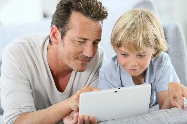 Uomo con ragazzo con tablet digitale — Foto Stock