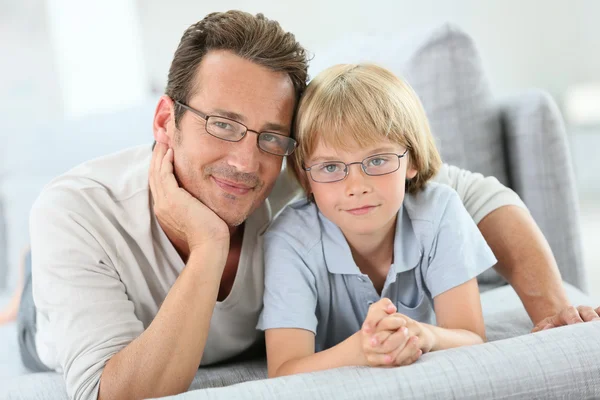 Vader en zoon dragen brillen — Stockfoto