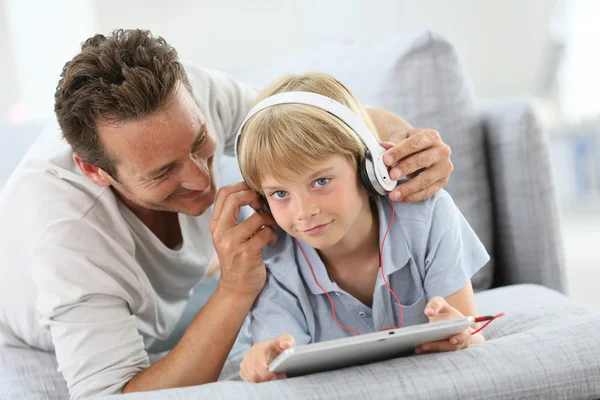 Πατέρας και γιος, ακούγοντας μουσική — Φωτογραφία Αρχείου