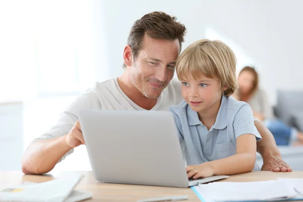 Man met kleine jongen spelen op laptop — Stockfoto