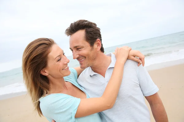 Paar genieten van dag op het strand — Stockfoto