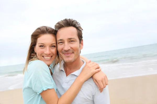 Paar genieten van dag op het strand — Stockfoto