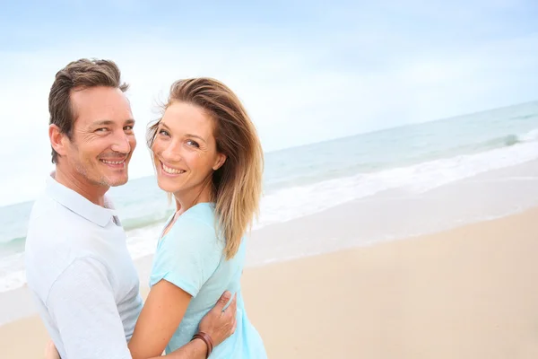 Casal desfrutando dia na praia — Fotografia de Stock