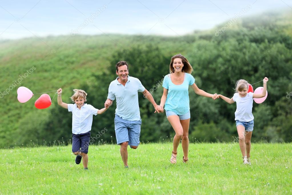 Familia corriendo en el campo: fotografía de stock © Goodluz #53350719