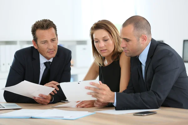 Manager with sales team meeting — Stock Photo, Image