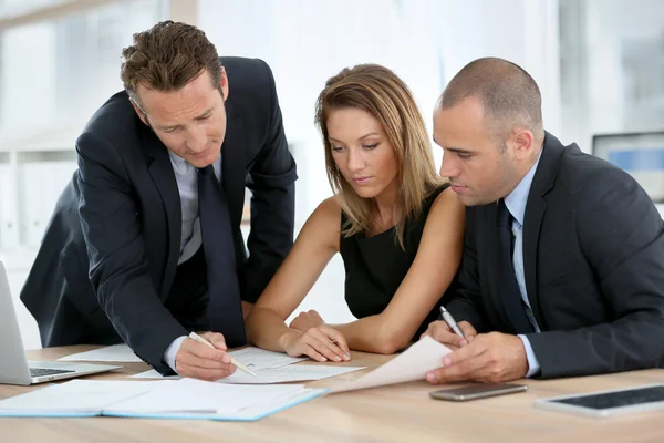 Mensen uit het bedrijfsleven kijken naar begroting voorspelling — Stockfoto