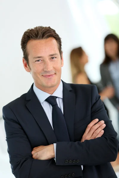 Businessman standing with arms crossed — Stock Photo, Image