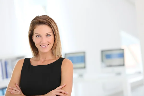 Businesswoman standing in office — Stock Photo, Image