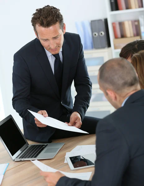 Manager having meeting with business team — Stock Photo, Image