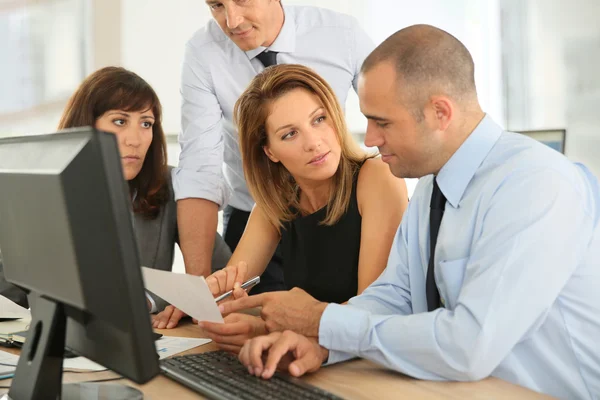 Gente de negocios trabajando en computadora — Foto de Stock