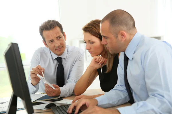 Uomini d'affari che lavorano al computer — Foto Stock