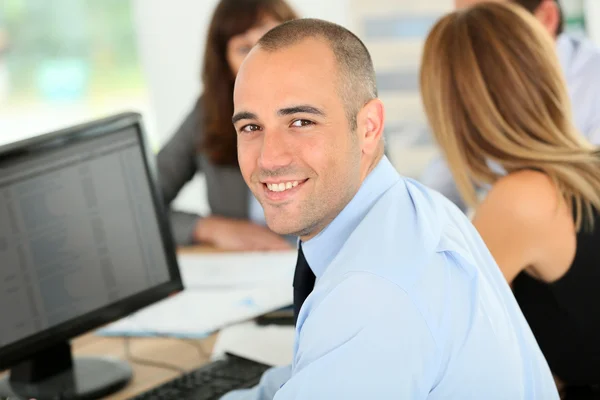 Empresario trabajando en computadora de escritorio — Foto de Stock