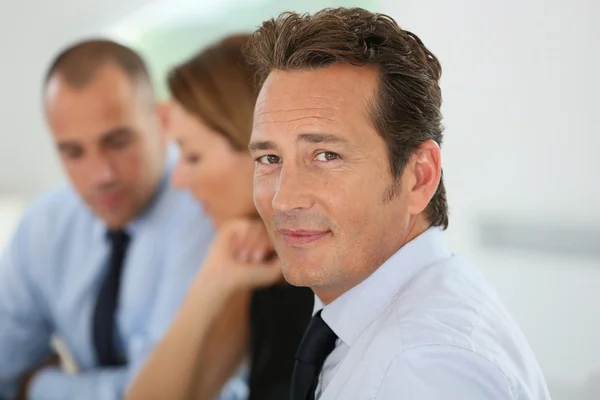 Empresário confiante presente na reunião — Fotografia de Stock