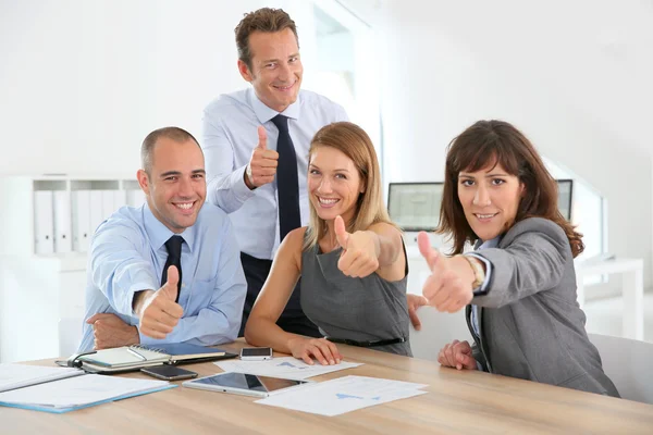 Equipe de negócios mostrando polegares para cima — Fotografia de Stock