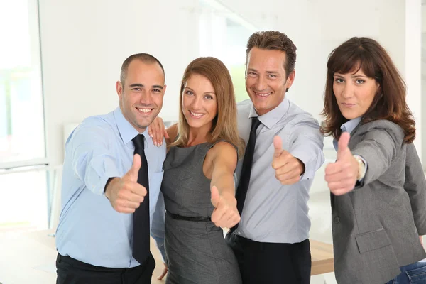 Equipo de negocios mostrando pulgares hacia arriba — Foto de Stock