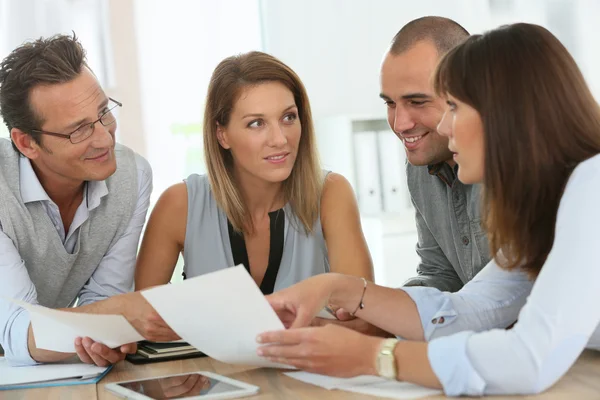 Zakenmensen ontmoeten elkaar in functie — Stockfoto