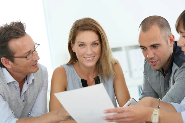 Blond zakenvrouw in vergadering — Stockfoto