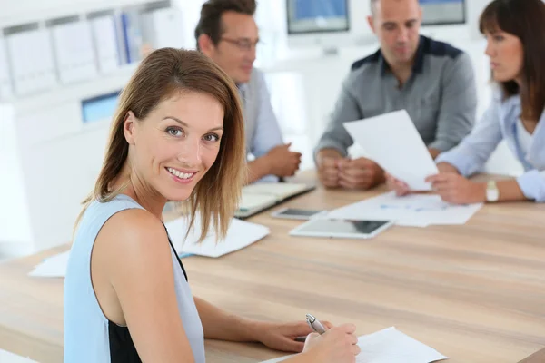 Vrouw bijwonen van zakelijke bijeenkomst — Stockfoto